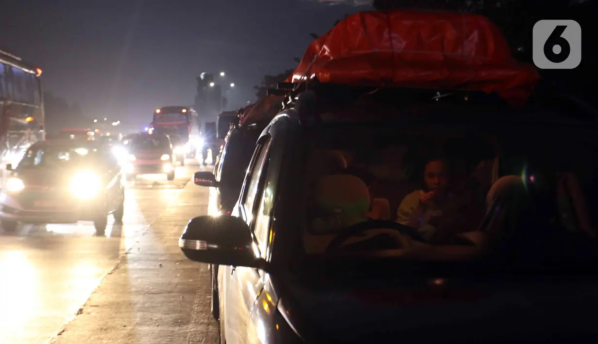 <p>Pemudik berbuka puasa Ramadhan sambil beristirahat di KM 102 ruas Tol Cikopo-Palimanan, Subang, Jawa Barat, Kamis (28/4/2022). Padatnya sejumlah rest area di sepanjang jalan tol Trans Jawa membuat pemudik memanfaatkan bahu jalan untuk berbuka puasa dan istirahat sejenak. (Liputan6.com/Herman Zakharia)</p>