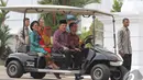 Jokowi dan JK tiba di lokasi pemotretan dengan mengendarai mobil khusus istana, Jakarta, Senin (27/10/2014). (Liputan6.com/Herman Zakharia)