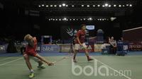 Pasangan Kevin Sanjaya Sukamuljo/Marcus Fernaldi Gideon, berhadapan dengan pasangan Denmark, Kim Astrup/Anders Skaarup Rasmussen di Indonesia Open 2017 di JCC, Rabu (14/6/2017). Indonesia kalah 16-21, 16-21. (Bola.com/M Iqbal Ichsan)