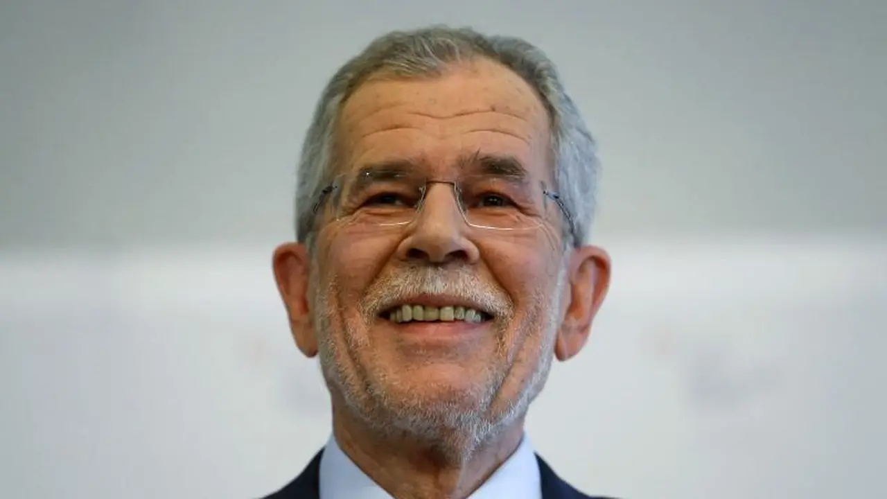 Alexander Van der Bellen menjadi presiden terpilih Austria setelah mengalahkan politisi sayap kanan Norbert Hofer