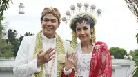 Artis peran Ardina Rasti dan Arie Dwi Andika memperlihatkan cincin kawin mereka usai melangsungkan akad nikah di Gunung Putri, Bogor, Sabtu (20/1). Ardina Rasti resmi dinikahi Arie Dwi Andhika dengan mas kawin perhiasan emas (Liputan6.com/Herman Zakharia)