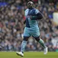 3. Adebayo Akinfenwa - Mantan pemain Swansea City yang memiliki berat badan 102 kg. Hal tersebut membuatnya keluar sebagai pesepak bola profesional terberat di dunia. (AFP/ian Kington)