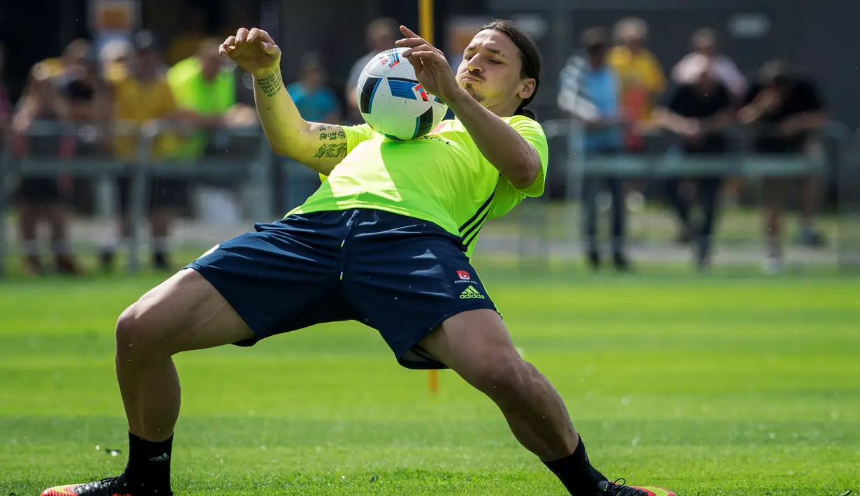 Aksi Zlatan Ibrahimovic saat sesi latihan Timnas Swedia jelang Euro 2016 di Bastad, Swedia, (1/6/2016). (AFP/Jonathan Nackstrand)