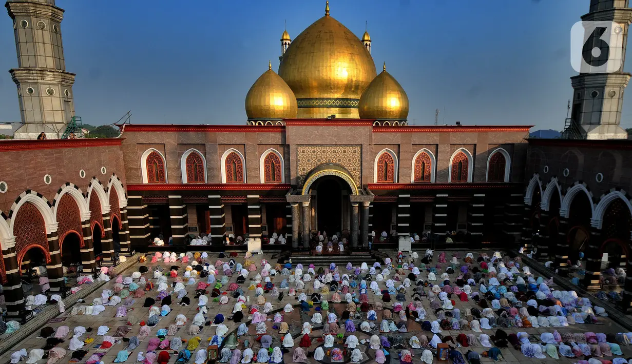 Ribuan umat Islam melaksanakan sholat Idul Fitri di Masjid Kubah Emas, Depok, Jawa Barat, Kamis (13/5/2021). Hari ini seluruh umat Islam dunia merayakan Hari Raya Idulfitri 1442 Hijriah setelah menjalankan ibadah puasa satu bulan penuh di bulan suci Ramadhan. (merdeka.com/Arie Basuki)
