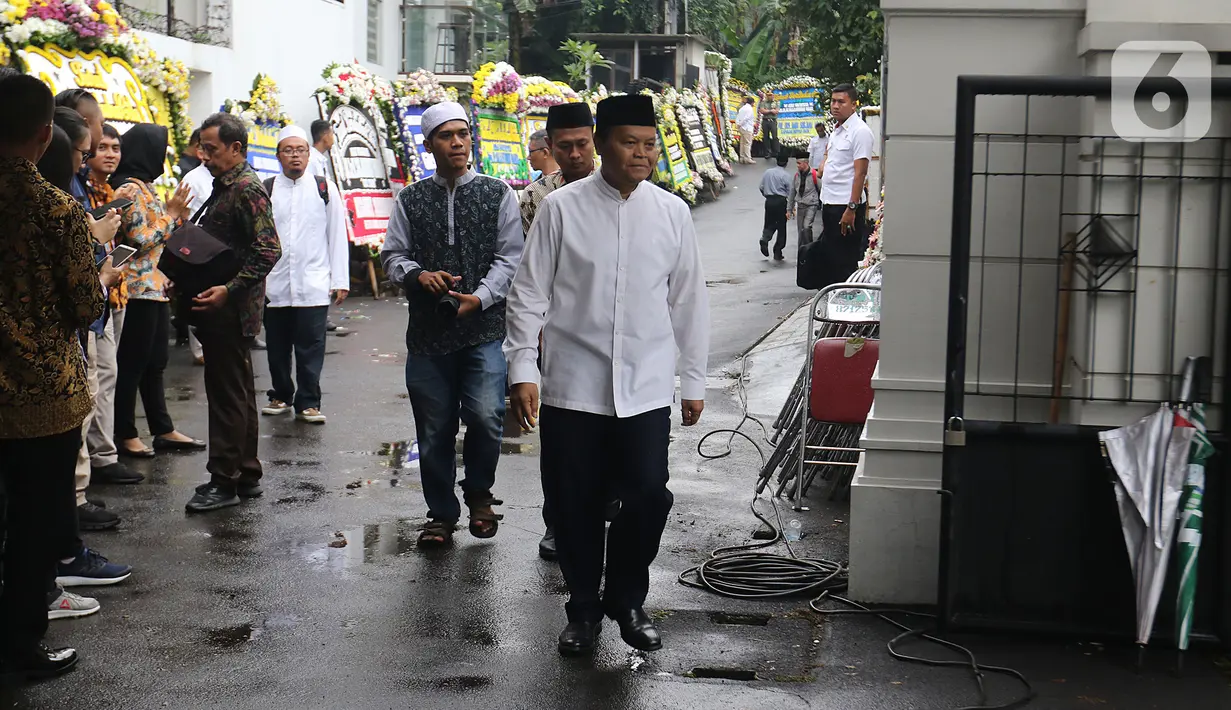 Wakil Ketua MPR Hidayat Nur Wahid saat melayat KH Salahuddin Wahid atau Gus Sholah di rumah duka kawasan Mampang Prapatan, Jakarta, Senin (3/2/2020). Gus Sholah meninggal pada usia 78 tahun. (Liputan6.com/Herman Zakharia)