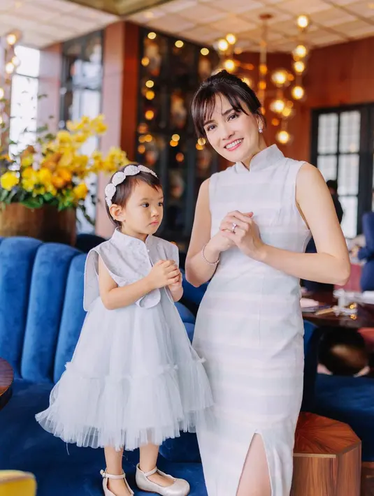 <p>Beri inspirasi tampil kompak dengan sang buah hati, tiru gaya Shandy Aulia yang satu ini. Ia mengenakan cheongsam putih tanpa lengan dan detail high slit yang cantik, senada dengan outfit putrinya yang bak princess. Foto: Instagram.</p>