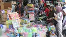 Pembeli melihat mainan produk China di Pasar Pagi Jakarta, Rabu (29/1/2020). Kasubdit Komunikasi Bea dan cukai, Deni Surjantoro mengatakan hingga kini belum ada barang dari China yang masuk ke Indonesia terindikasi membawa virus-virus aneh setelah mewabahnya virus corona. (Liputan6.com/Angga Yuniar)