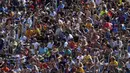 Kehadiran ribuan fans untuk menyaksikan perkenalan pemain baru Barcelona, Ousmane Dembele di Camp Nou stadium, Barcelona, (27/8/2017). Barcelona menebus Ousmane Dembele sebesar Rp. 2,3 triliun dari Dortmund. (AP/Manu Fernandez)