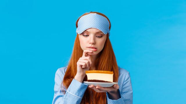 Gambar Ilustrasi Wanita Sedang Ingin Makan Sebelum Tidur