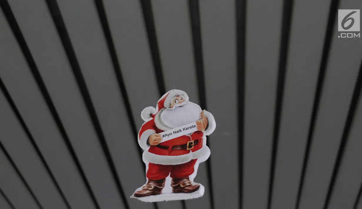 Ornamen Natal terlihat di Stasiun Gambir, Jakarta, Jumat (21/12). Dekorasi tersebut dibuat untuk memercantik suasana Stasiun Gambir dalam rangka menyambut Hari Natal dan Tahun Baru 2019. (Liputan6.com/Immanuel Antonius)