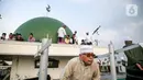 <p>Petugas Masjid Al-Musyariin mengamati posisi hilal saat Rukyatul Hilal di Jakarta, Minggu (1/5/2022). Pemantauan hilal yang dilakukan menggunakan teropong tersebut memastikan Idul Fitri 1443 H jatuh pada 2 Mei 2022. (Liputan6.com/Faizal Fanani)</p>