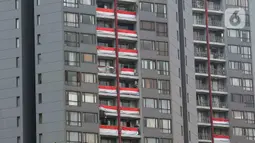 Pemasangan bendera Merah Putih di pemukiman vertical seperti apartemen itu merupakan bentuk partisipasi warga untuk memeriahkan peringatan HUT ke-78 RI. (merdeka.com/Imam Buhori)