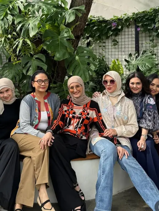 Dian Nitami tampak mengenakan outer beragam warna dipadukan inner putih dan celana panjang coklat. Rambutnya pendeknya pun digunakan bondu. [@inekekoes]