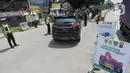 Polantas Polres Bogor mengatur lalu lintas yang melintasi Pos Pengawasan Larangan Mudik di Cigombong, Bogor, Rabu (29/4/2020). Polres Bogor terus melakukan penyekatan  mencegat pemudik sekaligus PSBB mengantsipasi penyebaran virus Covid-19. (merdeka.com/Arie Basuki)