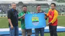 Manajemen Persib menyerahkan kartu anggota Persib kepada Bobotoh di sela launching jersey jelang bergulirnya Torabika Soccer Championship (TSC) 2016 Presented by IM3 Ooredoo di Stadion Siliwangi, Bandung, Sabtu (23/4/2016). (Bola.com/Permana Kusumadijaya)