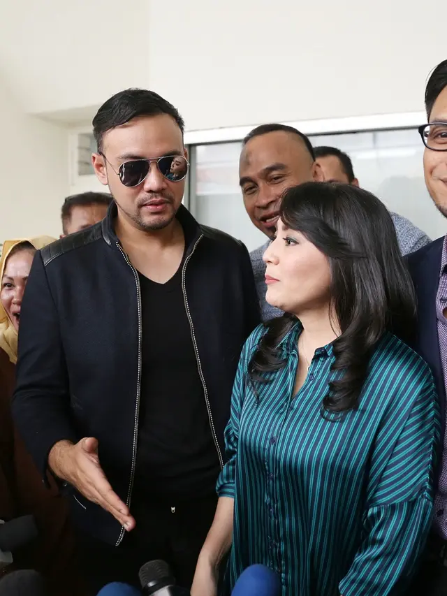 [Bintang] Tessa Kaunang dan Sandy Tumiwa