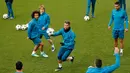 Penyerang Real Madrid, Cristiano Ronaldo mengikuti latihan jelang menghadapi wakil Jerman, Bayern Munchen pada leg kedua babak semifinal Liga Champions di lapangan latihan Valdebebas di Madrid, (30/4). (AP Photo/Francisco Seco)