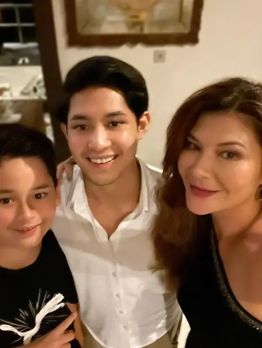 Rassya yang sudah beranjak dewasa pun tampak semakin tampan. Kenzou juga punya paras menawan seperti sang kakak. Beranjak remaja, tinggi Kenzou sudah hampir seperti sang ibunda dan kakaknya. (Liputan6.com/IG/@tamarableszynskiofficial)