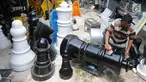Perajin melakukan penghalusan saat pembuatan bidak catur raksasa di kawasan Pondok Aren, Tangerang Selatan, Selasa (16/10). Catur raksasa yang memiliki berat  5,5 kg hingga 10 kg itu dijual dengan harga Rp. 105 juta per satu set. (Merdeka.com/Arie Basuki)