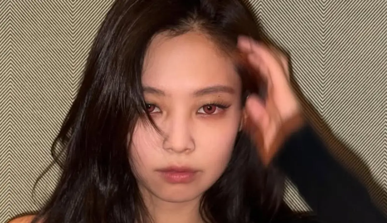 Semakin misterius dengan mengenakan baju warna hitam model one shoulder lengan panjang.  [@jennierubyjane]