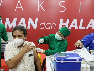 Pelaku usaha menerima vaksin Covid-19 dosis kedua di Mall Tamrin City, Jakarta, Rabu (2/6/2021). Vaksinasi ini memastikan pelayan toko hingga yang berusaha di kawasan pertokoan divaksinasi sehingga menimbulkan kenyamanan dan rasa aman bagi pedagang dan pembeli. (Liputan6.com/Faizal Fanani)