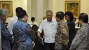 Wapres Jusuf Kalla berbincang dengan sejumlah Menteri menjelang rapat terbatas di kantor Presiden, Komplek Istana Kepresidenan, Jakarta, Kamis (12/3/2015). (Liputan6.com/Faizal Fanani)