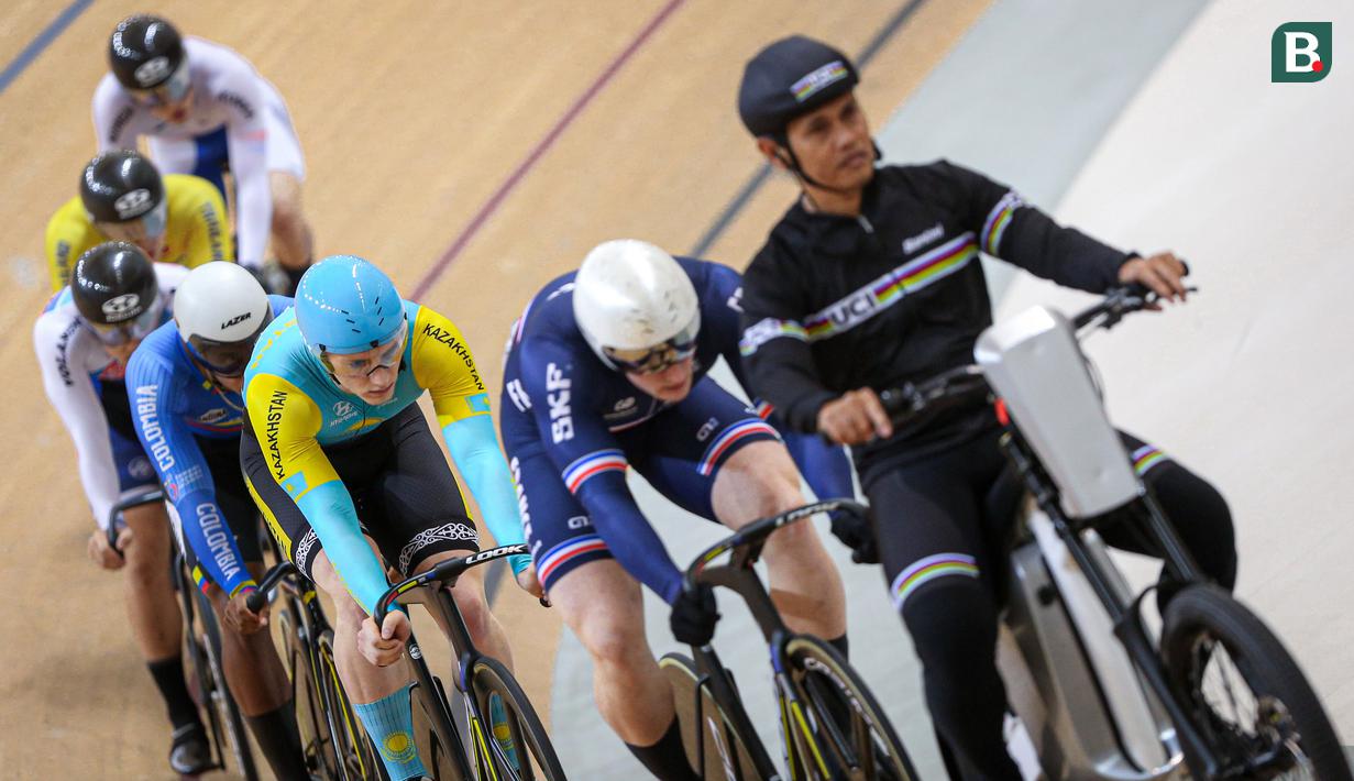 Sejumlah pebalap sepeda berkompetisi pada nomor keirin putra UCI Track Nations Cup 2023 yang berlangsung di Jakarta International Velodrome, Rawamangun, Jakarta, Sabtu (25/02/2023). (Bola.com/Bagaskara Lazuardi)