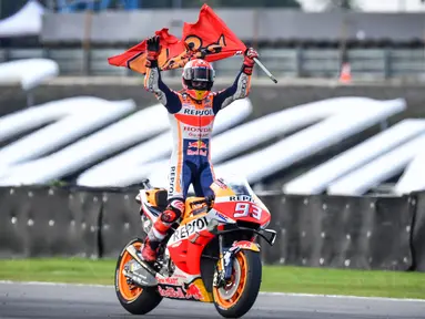 Pembalap Repsol Honda Marc Marquez merayakan kemenangannya pada balapan MotoGP Thailand 2019 di Chang International Circuit, Buriram, Minggu (6/10/2019). Marquez menyegel gelar juara dunia MotoGP 2019. (Lillian SUWANRUMPHA/AFP)