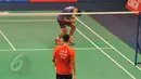 Pebulutangkis, Tommy Sugiarto saat berhadapan dengan pebulutangkis Tiongkok Lin Dan dalam turnamen BCA Indonesia Open Superseries Premier 2015, di Istora Senayan, Jakarta, Rabu (3/6/2015). Tommy menang 19-21 21-8 21-16. (Liputan6.com/Herman Zakharia)