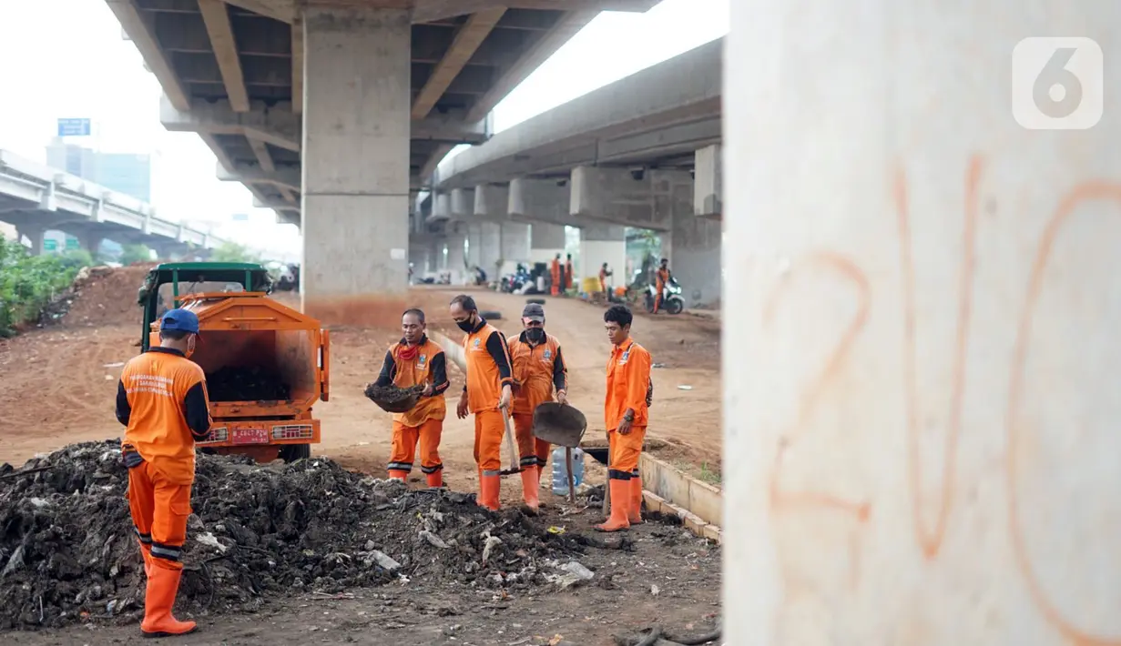 Petugas Penanganan Prasarana dan Sarana Umum (PPSU) menyelesaikan pembangunan Taman Pilar Jati di Cipinang Melayu, Jakarta, Selasa (27/10/2020). Area yang dilengkapi taman lalu lintas serta sarana bersepeda tersebut untuk mempercantik lahan tidur di kolong tol. (Liputan6.com/Immanuel Antonius)