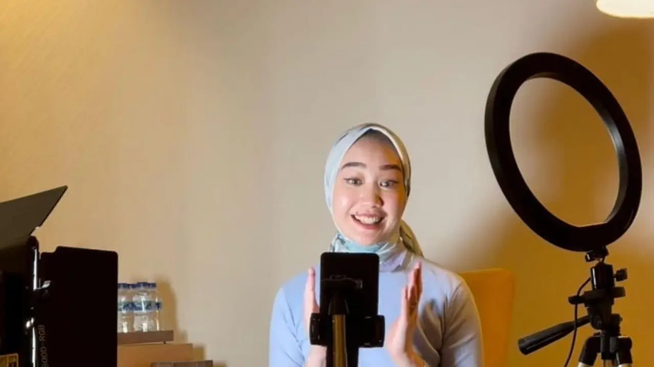 Vina Muliana adalah HR Senior Associate di BUMN dan peraih TikTok Awards 2021.