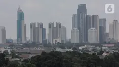 Deretan gedung bertingkat tersamar kabut polusi udara di Jakarta, Selasa (20/4/2021). Berdasarkan data "World Air Quality Index" pada Selasa (20/4) pukul 10.00 WIB tingkat polusi udara di Jakarta berada pada angka 174. (Liputan6.com/Johan Tallo)