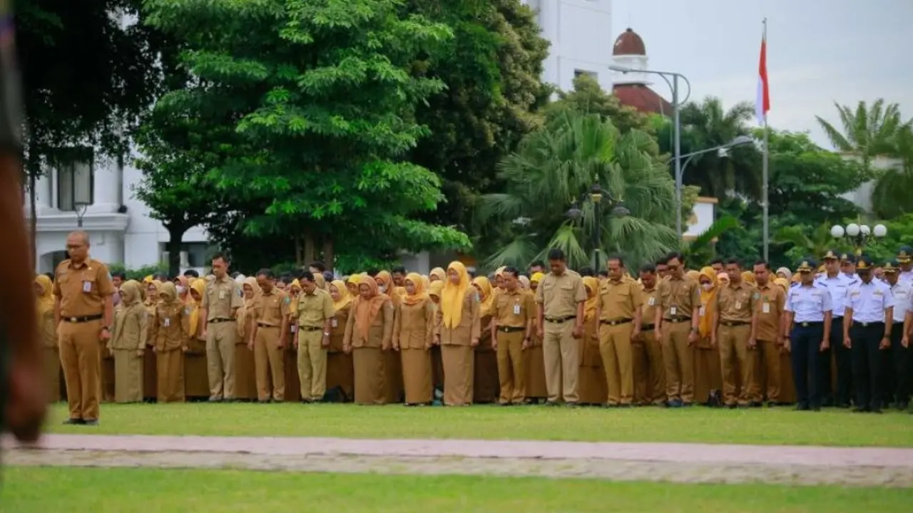 Sekretaris Daerah Ponorogo Agus Sugiarto melepas jamaah calon haji asal Ponorogo, Jawa Timur.