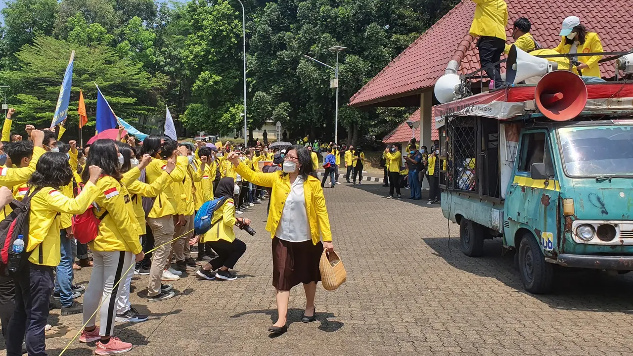 Sejumlah mahasiswa dari berbagai fakultas dan dosen UI menggelar aksi.