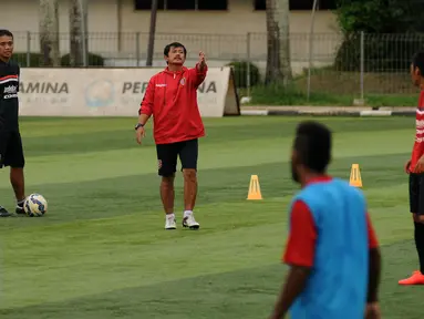 Pelatih Bali United, Indra Sjafrie (kedua kiri) memberi arahan pada timnyaa saat latihan di Lapangan Pertamina, Jakarta, Rabu (6/4/2016). Kandas di Piala Bhayangkara 2016, Bali United bersiap mengikuti Trofeo Persija. (Liputan6.com/Helmi Fithriansyah)