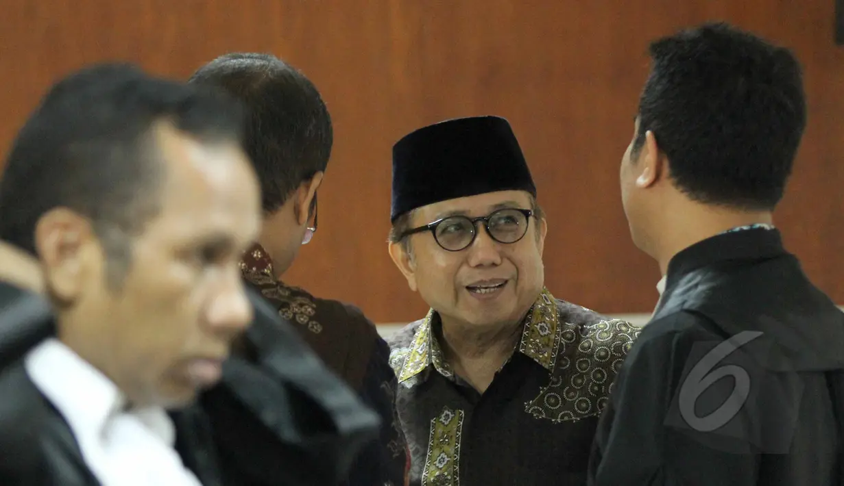 Mantan Sekjen Kementerian ESDM Waryono Karno berdiskusi dengan kuasa hukumnya saat sidang pembacaan putusan sela di pengadilan Tipikor, Jakarta, Senin (25/5/2015). Majelis hakim menolak keberatan atau eksepsi Waryono Karno. (Liputan6.com/Helmi Afandi)