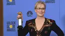 Aktris Meryl Streep berpidato di atas panggung Golden Globe Awards 2017 ketika memperoleh penghargaan yang dinamakan dengan Cecil B. DeMill Award. Pidato penuh semangat itu diakhirinya dengan mengenang sosok Carrie Fisher. (AFP/Bintang.com)