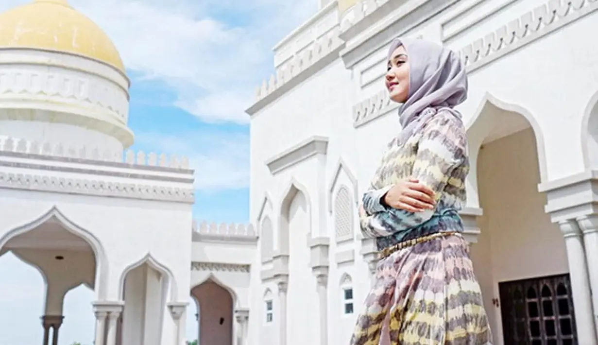 Agenda yang padat memang selalu mengikuti kehidupan Dian Pelangi, meskipun begitu Dian Pelangi tetap menyempatkan waktu untuk terus berbagi dengan mereka yang membutuhkan di bulan Ramadhan ini. (Instagram/dianpelangi)