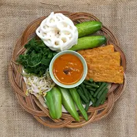 Pecel sayuran dan gorengan/copyright shutterstock/D_Andrianto