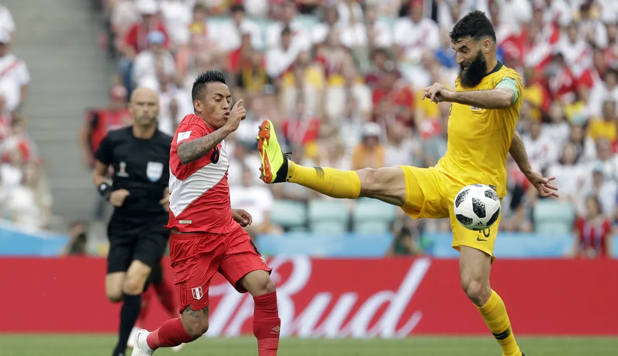 Gelandang Australia, Mile Jedinak, berebut bola dengan gelandang Peru, Christian Cueva, pada laga grup C Piala Dunia di Stadion Fisht, Sochi, Selasa (26/6/2018). Peru menang 2-0 atas Australia. (AP/Gregorio Borgia)