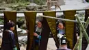 Para wanita mengikuti festival "Liang Bu" di Desa Dangjiu di Gandong, Wilayah Otonom Etnis Miao Rongshui, Daerah Otonom Etnis Zhuang Guangxi, China (25/10/2020). "Liang Bu" kembali populer karena kesadaran tentang perlindungan kebudayaan tradisional meningkat. (Xinhua/Huang Xiaobang)