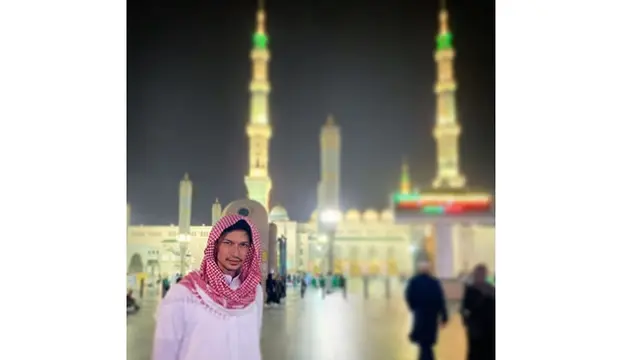 6 Potret Dimas Beck saat Umrah, Sempat Salat Gaib untuk Ashraf Sinclair