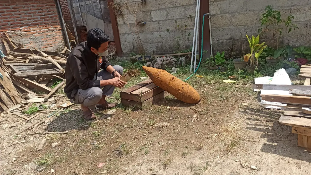 Temuan sebuah benda peninggalan perang dunia diduga adalah bom dari area petilasan Sunan Kalijaga yang lokasinya berada di sekitar kuburan Dukuh Karang Legi, Desa Patalan, Kecamatan Blora, Kabupaten Blora. (Liputan6.com/ Ahmad Adirin)