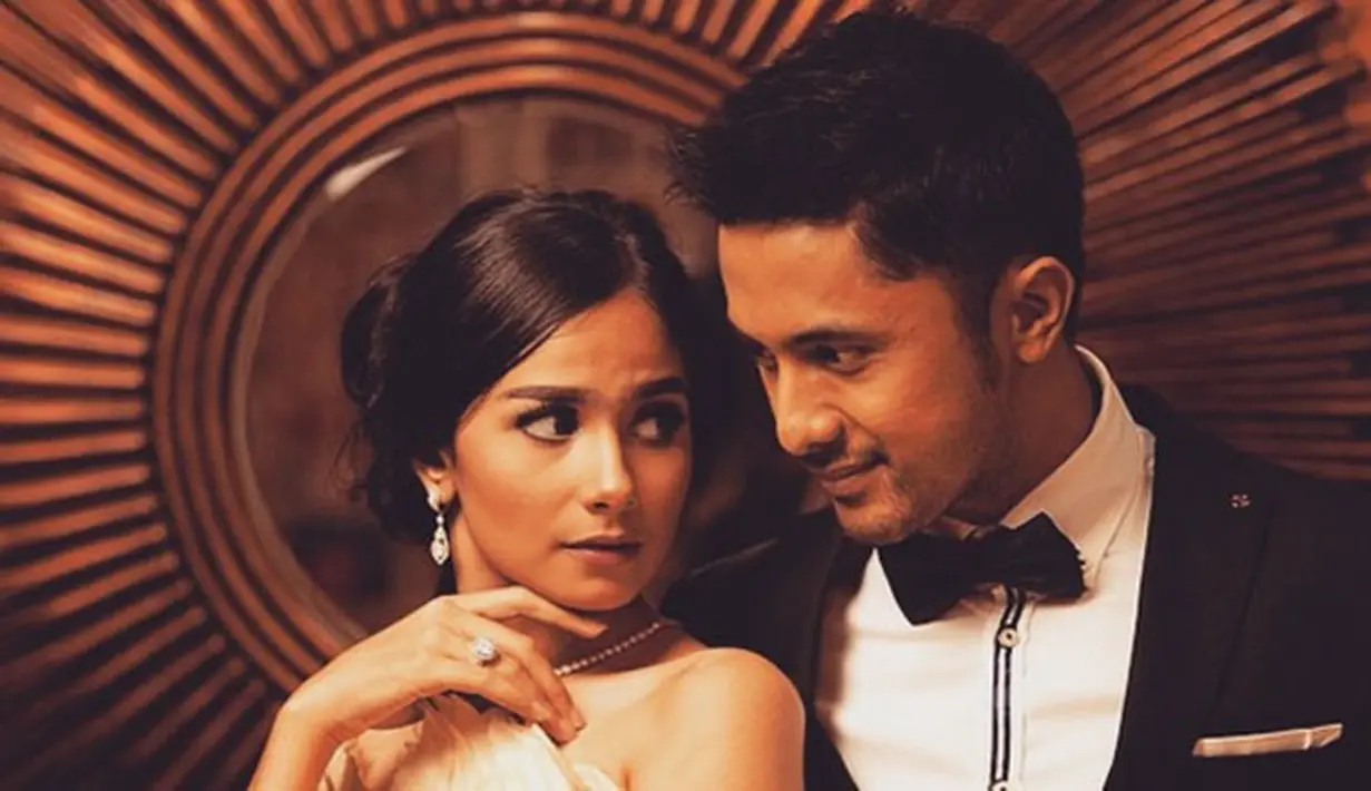 Tatap matamu bagai busur panah, yang kau lepaskan ke jantung hatiku. (via Instagram)