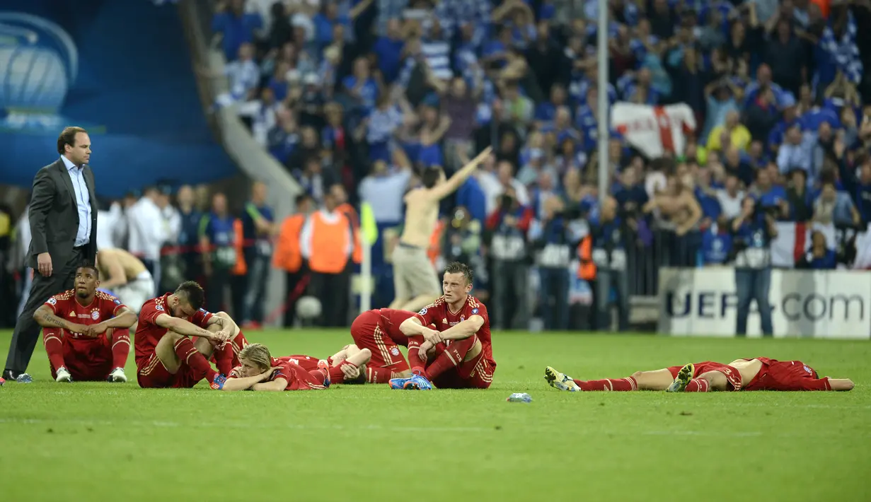 Reaksi kecewa para pemain Bayern Munchen setelah ditaklukkan Chelsea pada laga final Liga Champions 2011/2012 di Fussball Arena, Munich (19/5/2012). Pada laga tersebut Bayern Munchen kalah 3-4 dalam adu penalti, setelah hingga babak perpanjangan waktu usai skor sama kuat 1-1. (AFP/Odd Andersen)