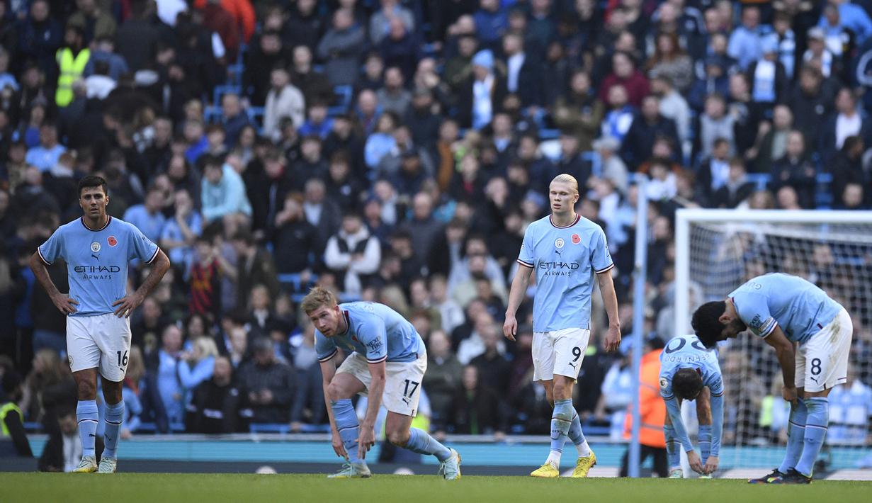 Ekspresi kecewa para pemain Manchester City setelah kebobolan gol kedua saat menghadapi Brentford dalam laga Liga Inggris 2022/2023 di Etihad Stadium, Manchester (12/11/2022). Sanksi yang paling berat yang dapat dijatuhkan kepada Manchester City adalah diusir dari seluruh kompetisi liga di Liga Inggris. Artinya Man City harus bermain dalam kompetisi non-liga di luar Premier League dan EFL (Championship, League One dan League Two). (AFP/Oli Scarff)
