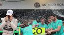 Pesta kemenangan Nico Rosber dan Lewis Hamilton di garasi tim Mercedes di Sirkuit Interlagos, Sao Paulo, Brasil, Senin (16/11/2015) dini hari WIB (Reuters/Paulo Whitaker)