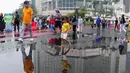 Warga berolahraga saat CFD di kawasan Bundaran HI, Jakarta, Minggu (3/7/2022). Meski sempat diguyur hujan tidak menyurutkan  masyarak untuk berolahraga di akhir pekan. (Liputan6.com/Angga Yuniar)