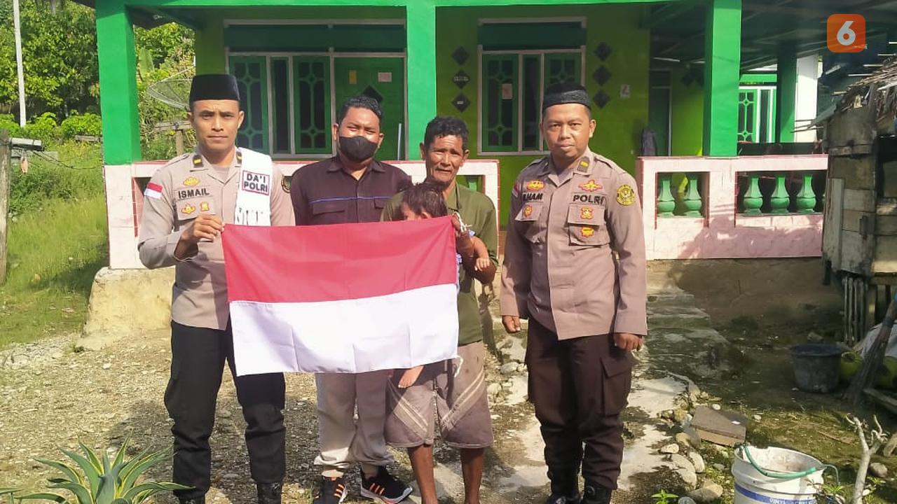 Pembagian bendera merah putih di Poso oleh Satgas Madago Raya