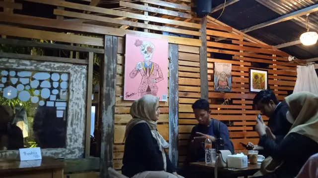Pengunjung kafe di lokasi pameran Aceh Art Peace Camp (Liputan6.com/Rino Abonita)